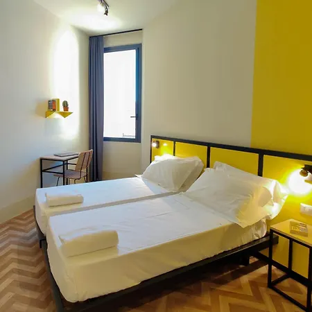Yellowsquare Hostel *